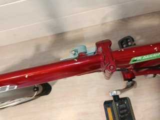 Bicicleta plegable roja con cesta