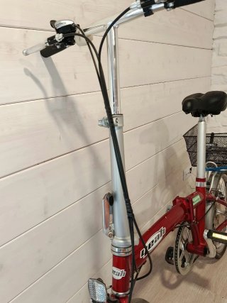 Bicicleta plegable roja con cesta
