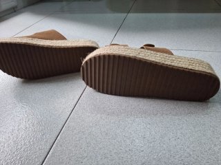 Sandalias de plataforma beige con hebillas