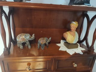 Mueble de madera con figuras decorativas
