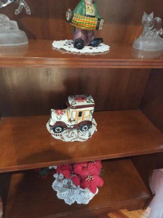Mueble de madera con figuras decorativas