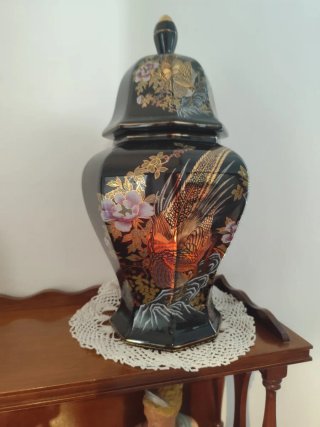 Mueble de madera con figuras decorativas