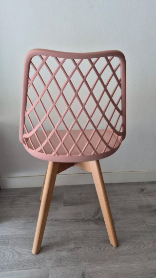Silla rosa de diseño moderno