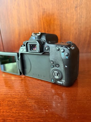 Cámara Canon EOS 77D + Objetivo + Estuche