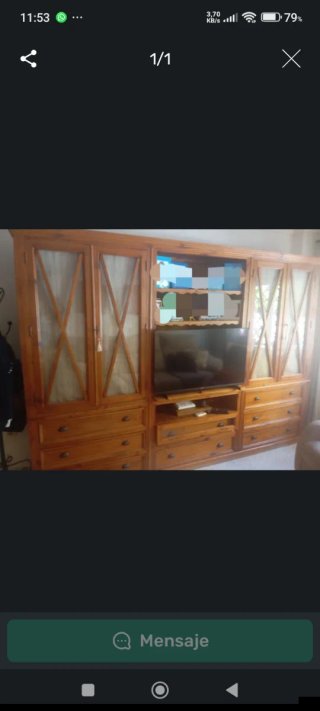 Mueble de salón de madera y cristal