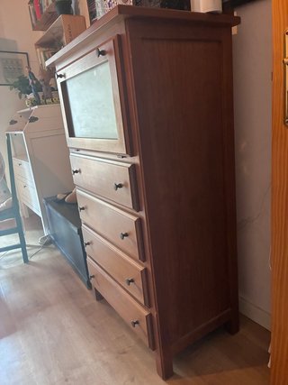 Mueble alto de madera con 4 cajones