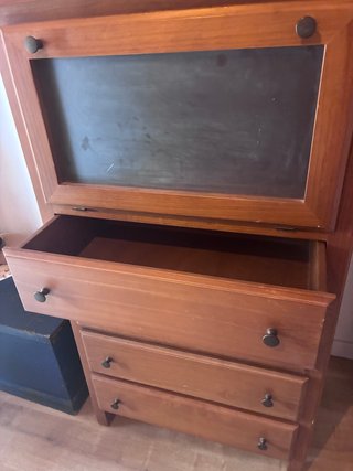Mueble alto de madera con 4 cajones