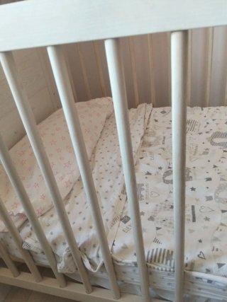Cuna infantil de madera. Color blanco roto