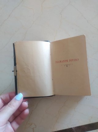 Libro religioso antiguo Diamante Divino