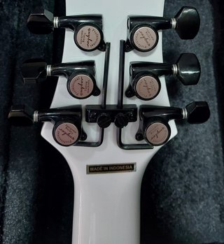 Guitarra Eléctrica Kramer Assault 220 FR Blanca