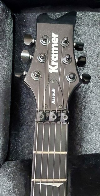 Guitarra Eléctrica Kramer Assault 220 FR Blanca