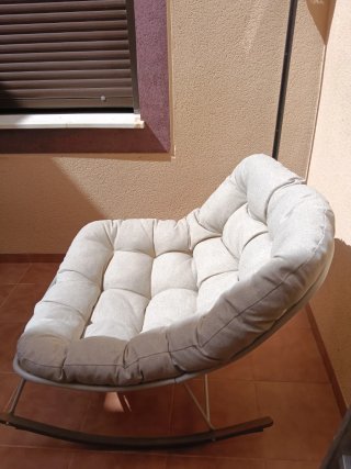 Mecedora de tela y metal beige