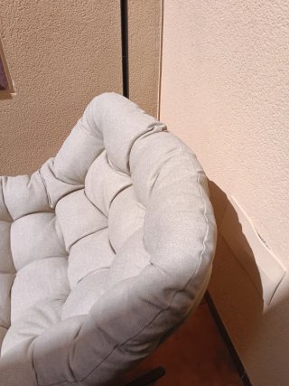 Mecedora de tela y metal beige