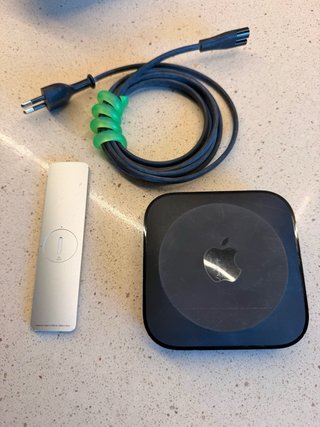 Apple TV A1469 con mando y cable
