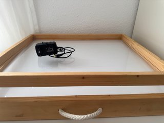 Mesa de luz con bandeja y complementos