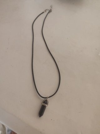 Collar con colgante de cristal negro