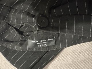 Pantalón de traje negro con rayas