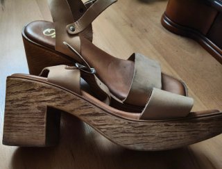 Sandalias de plataforma beige y marrón