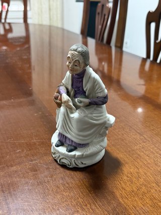 Figura vintage mujer mayor cesta