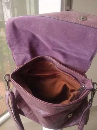 Bolso morado con textura piel serpiente