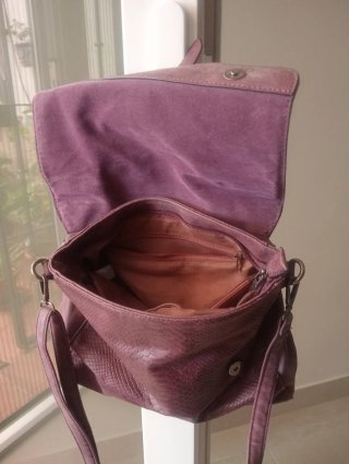 Bolso morado con textura piel serpiente