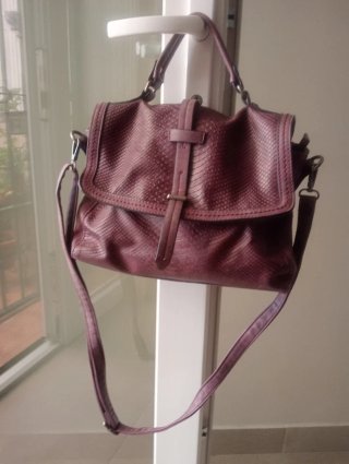 Bolso morado con textura piel serpiente