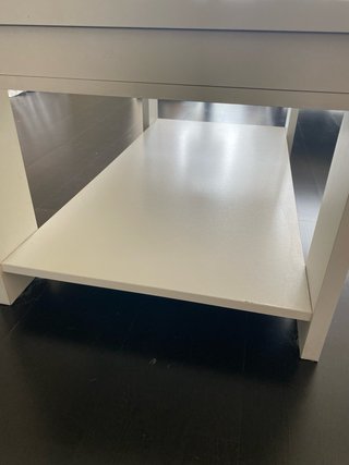 Mesa elevable de madera blanca