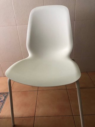 Silla blanca moderna