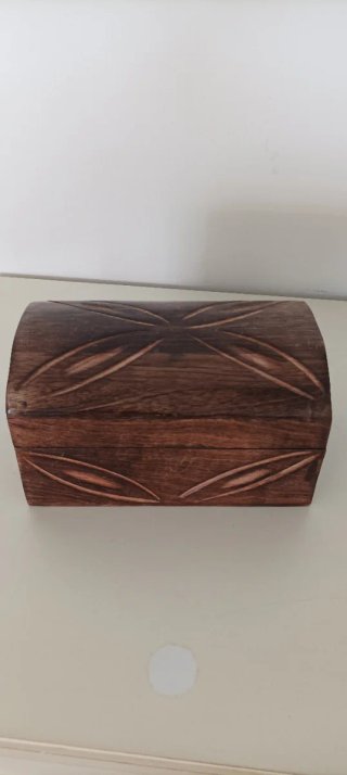 Cofre joyero artesanal de madera tallada