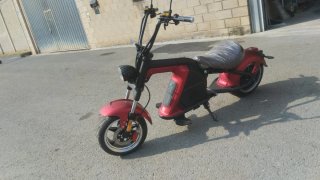 Moto Eléctrica Scooter Roja y Negra