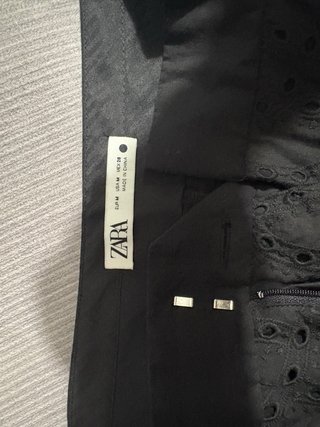 Pantalón negro con flores caladas