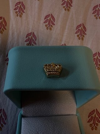Joyero de anillo azul cielo con corona dorada