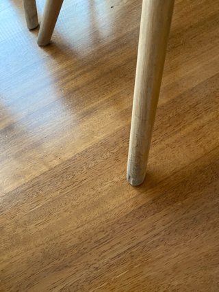 Juego de 4 sillas blancas patas madera