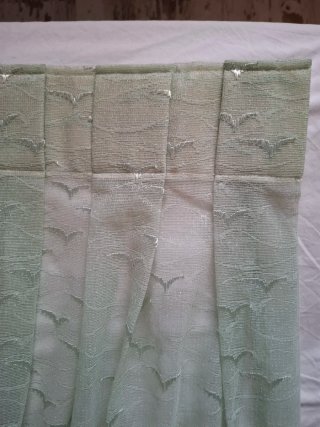 Cortinas verdes con diseño plateado