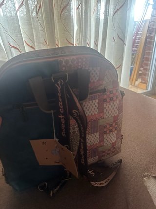 Mochila azul y marrón con estampado
