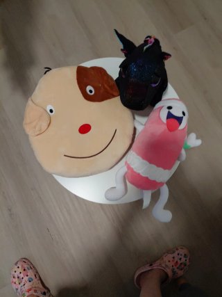 Lote de 3 peluches: cojin perro, dragón y salchich
