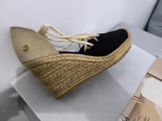 Alpargatas cuña beige y negras