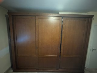 Camera da letto con armadio e credenza in legno