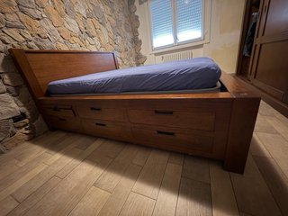 Camera da letto con armadio e credenza in legno