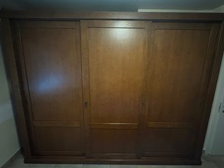 Camera da letto con armadio e credenza in legno