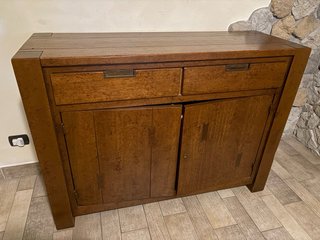Camera da letto con armadio e credenza in legno