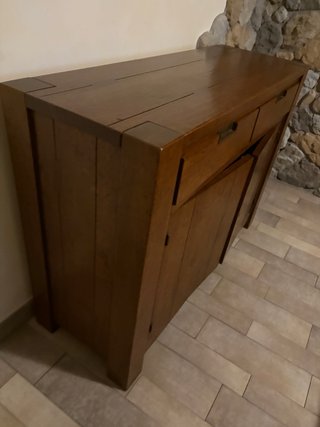 Camera da letto con armadio e credenza in legno
