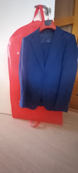 Traje de chaqueta azul, de alvaro moreno,
