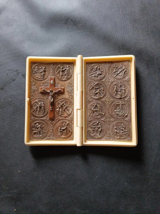 Antiguo estuche Vía Crucis