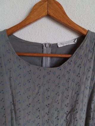 Vestido de verano gris con encaje