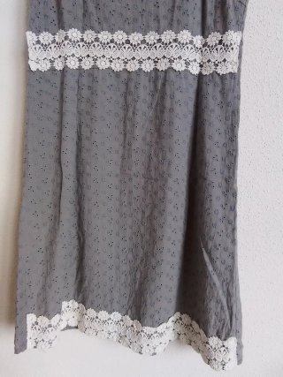 Vestido de verano gris con encaje