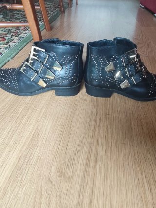 Botines negros con tachuelas doradas T.37