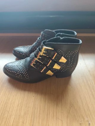 Botines negros con tachuelas doradas T.37