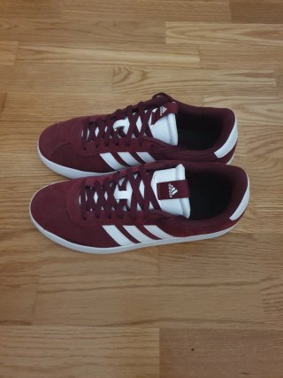 Zapatillas Adidas Burdeos y Blancas