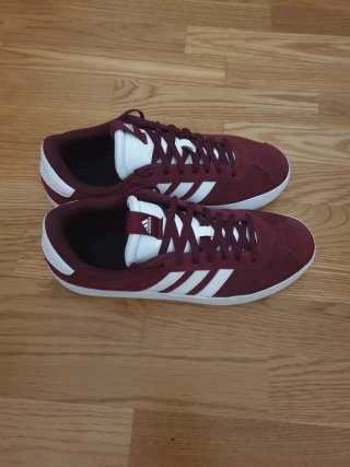 Zapatillas Adidas Burdeos y Blancas